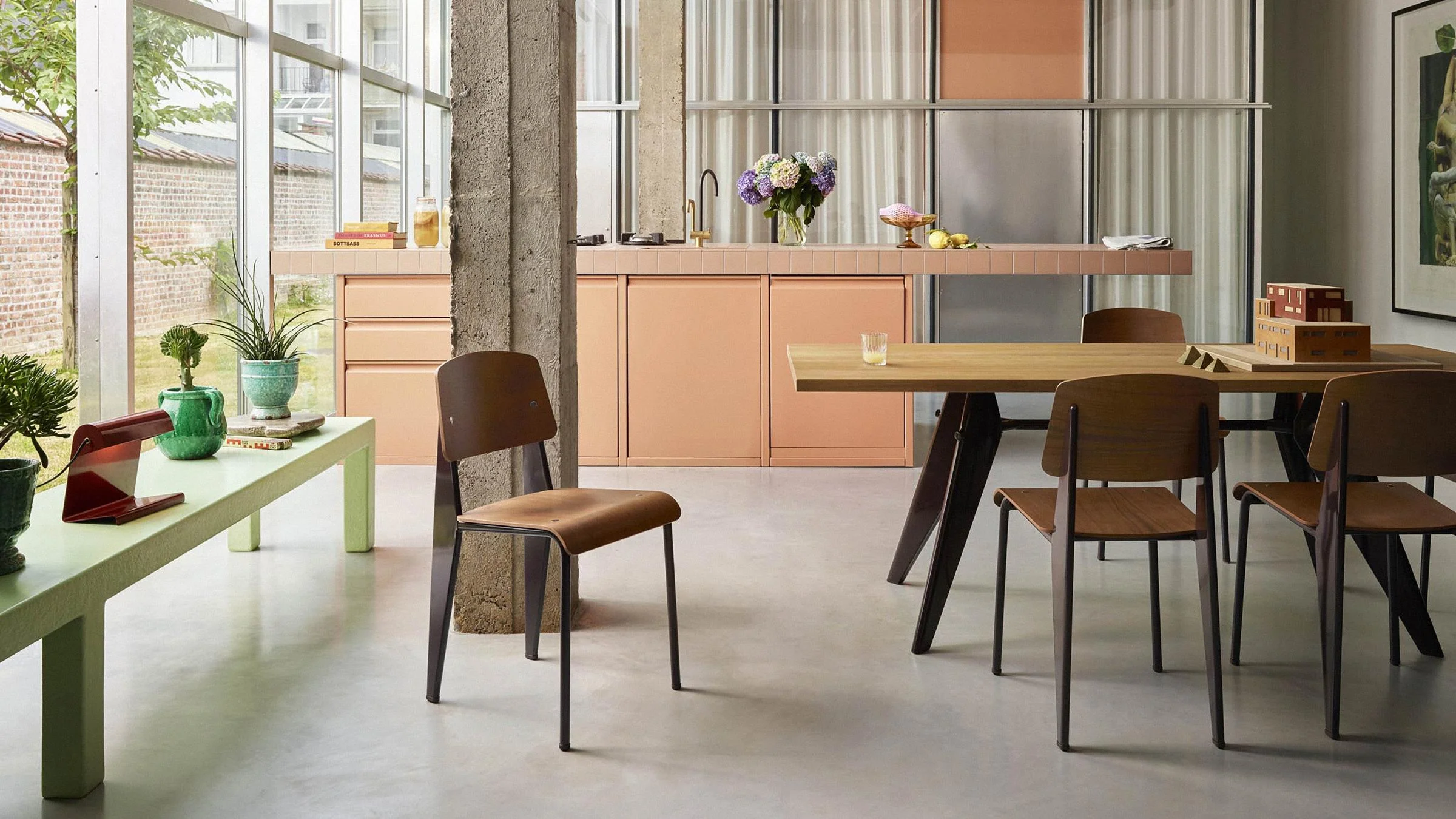 EM Table - Image 3