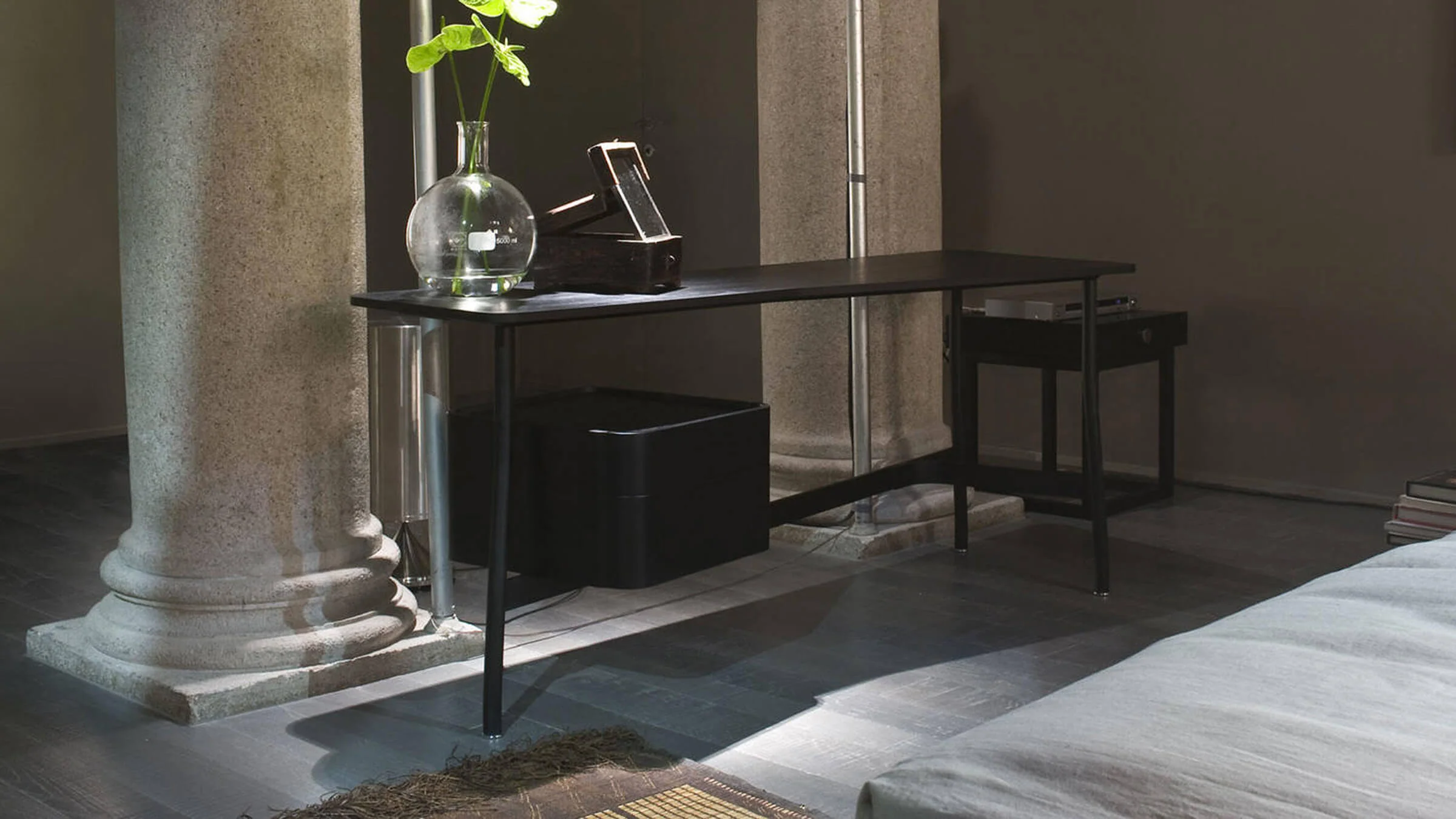 L40 Sled Desk - Image 3